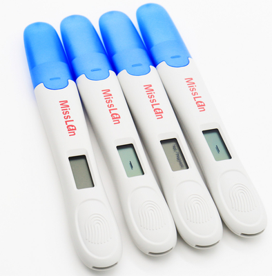 Resultado rápido de Kit With First Response Early de la prueba del embarazo claro de Digitaces